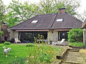 Großzügiges Einfamilienhaus mit Kamin, Garten und Garage