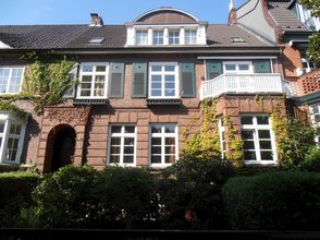 Stilvoll saniertes Stadthaus mit Kamin und Garage